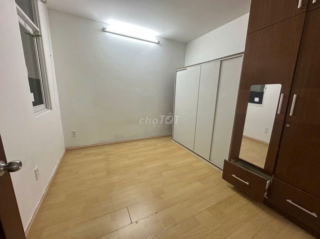 Rent apartment bmc, District 1, 3 bedrooms, basic interior, price: 14.5 million.
