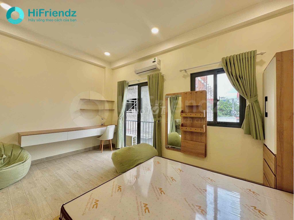 The one-room apartment near the toilet, it's all over mero.