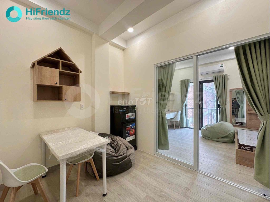 The one-room apartment near the toilet, it's all over mero.