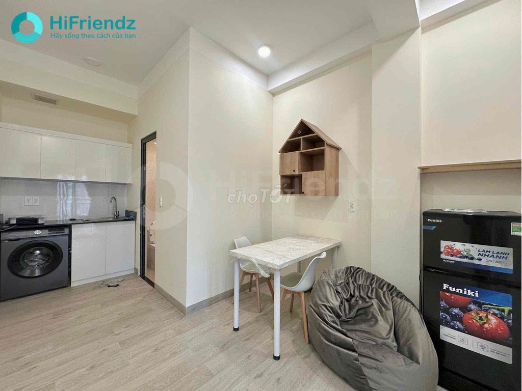 The one-room apartment near the toilet, it's all over mero.