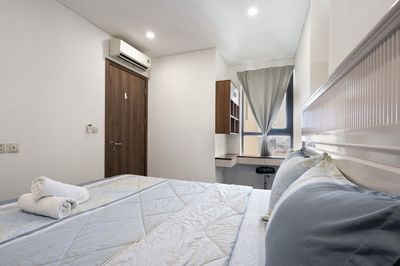 Rent the two-size ion ion lyrosa in the back of the luxury interior for only 29 million.