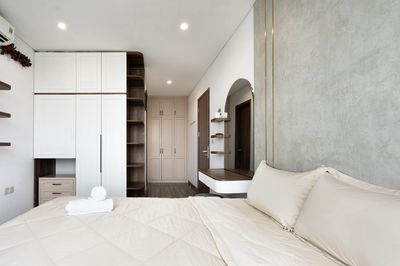 Rent the two-size ion ion lyrosa in the back of the luxury interior for only 29 million.