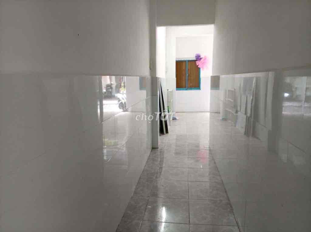 Lê Văn Duyệt alley, area 72 meters, 1st floor, 3'3", two toilets.
