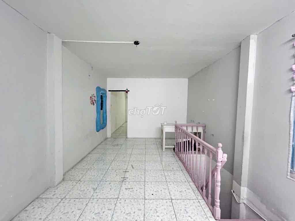 Lê Văn Duyệt alley, area 72 meters, 1st floor, 3'3", two toilets.