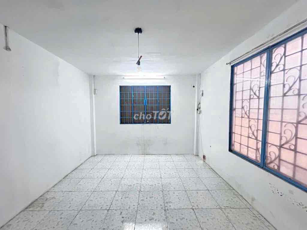 Lê Văn Duyệt alley, area 72 meters, 1st floor, 3'3", two toilets.