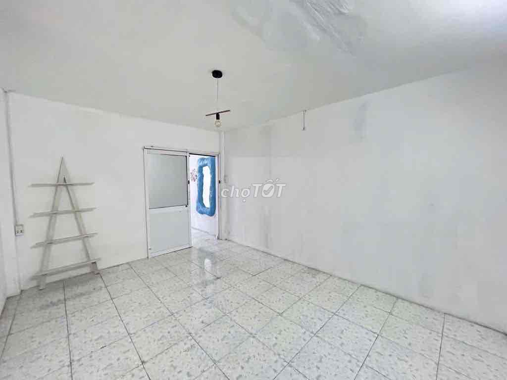 Lê Văn Duyệt alley, area 72 meters, 1st floor, 3'3", two toilets.