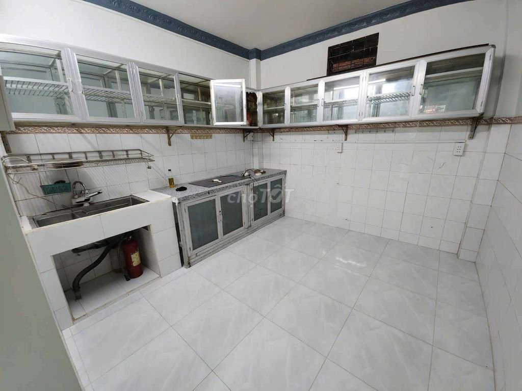 Renting the entire Nguyễn Tất Thành alley, 4th.