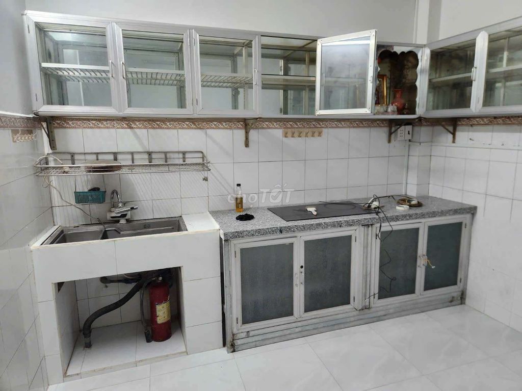 Renting the entire Nguyễn Tất Thành alley, 4th.