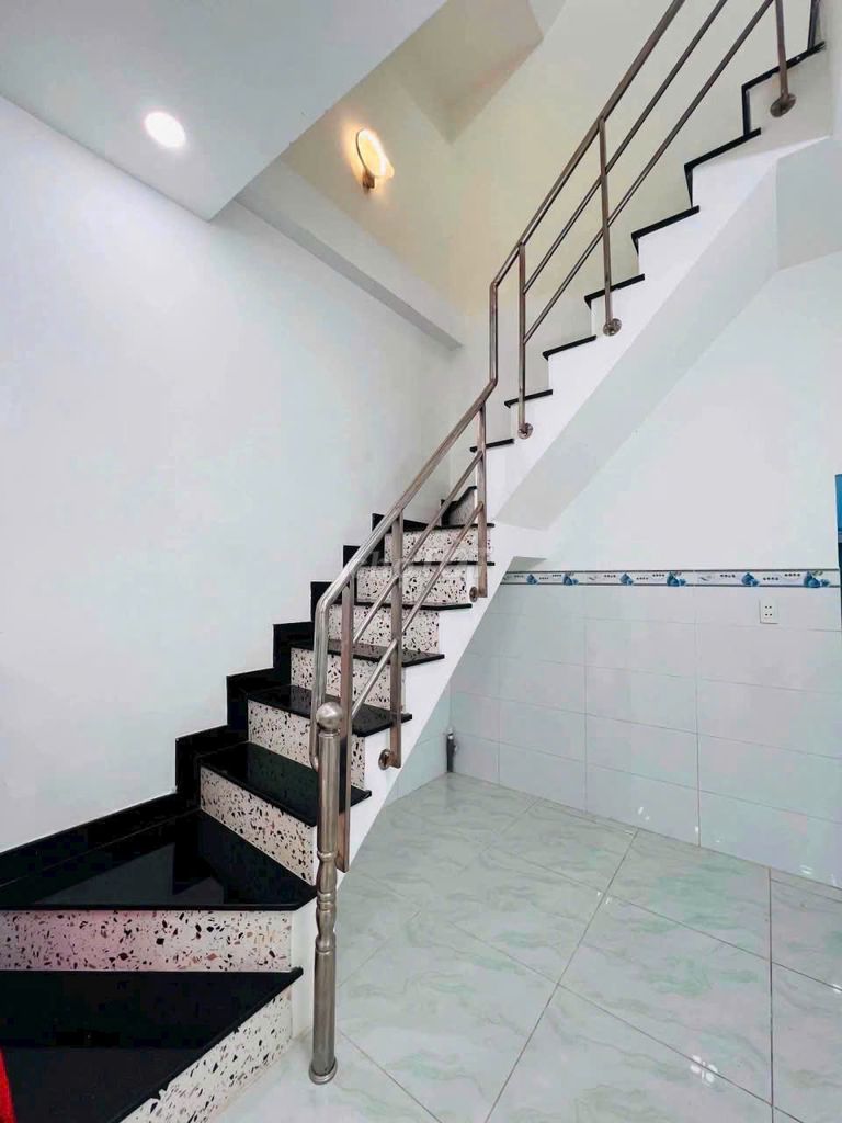 Rent Huỳnh Mẫn Đạt, District 5-- 19 million a month. 5 bedroom. 3 toilets.