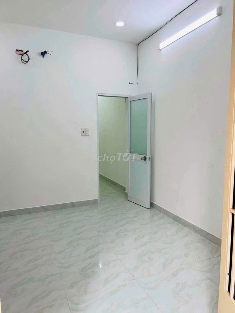 Rent Huỳnh Mẫn Đạt, District 5-- 19 million a month. 5 bedroom. 3 toilets.