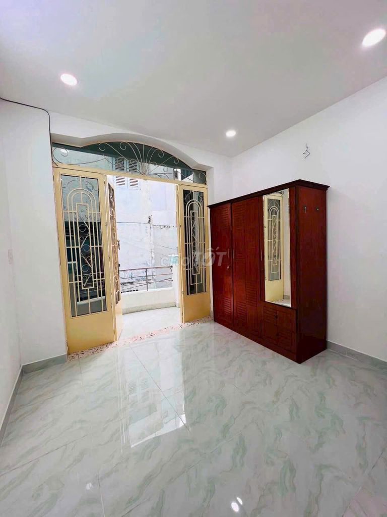 Rent Huỳnh Mẫn Đạt, District 5-- 19 million a month. 5 bedroom. 3 toilets.
