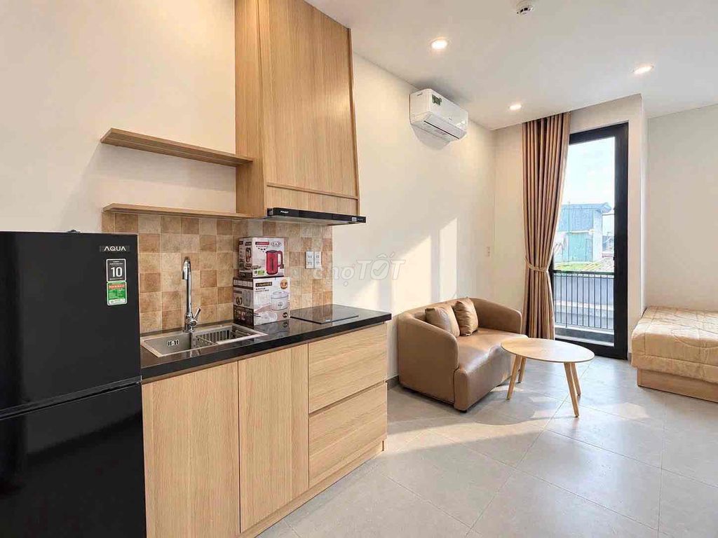 Rent a balcony suite close to metro station, market to District 1.