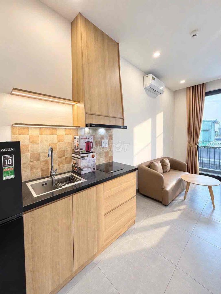 Rent a balcony suite close to metro station, market to District 1.