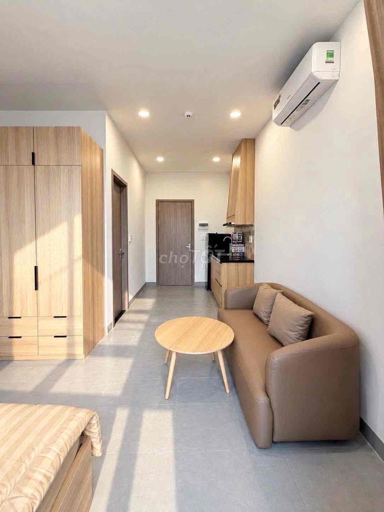 Rent a balcony suite close to metro station, market to District 1.