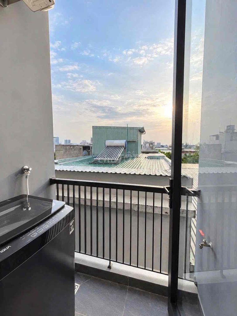 Rent a balcony suite close to metro station, market to District 1.