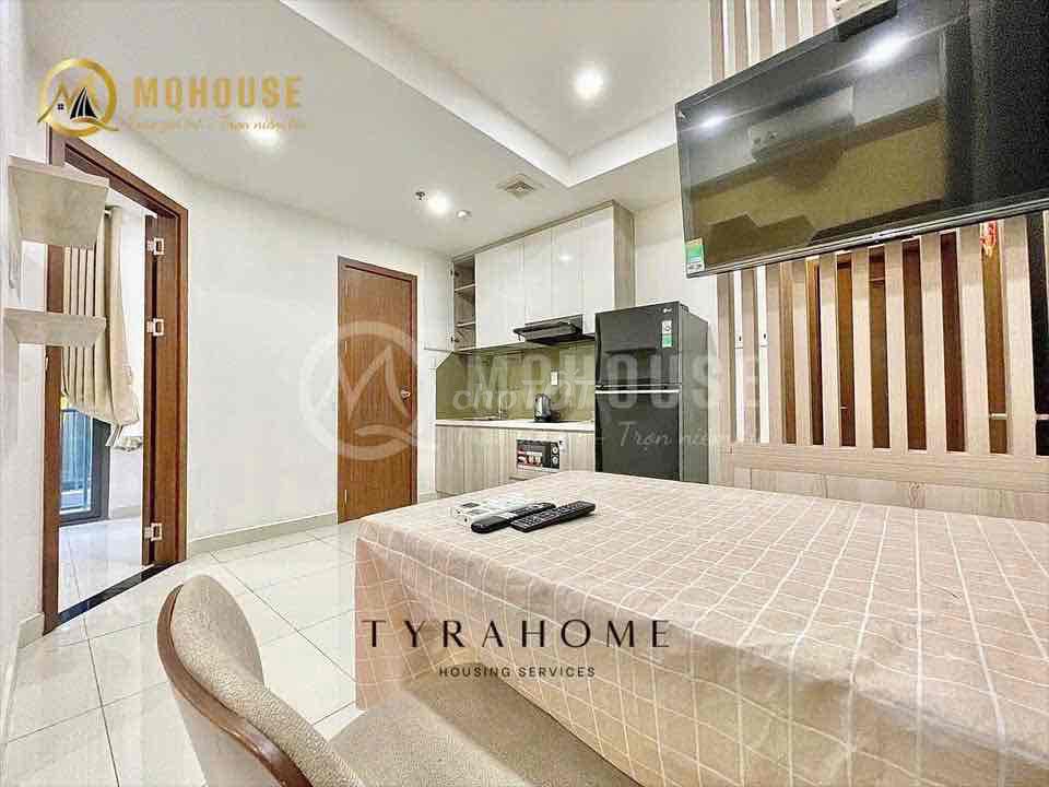 Rent the apartment. A high-end furniture room near the toilet.