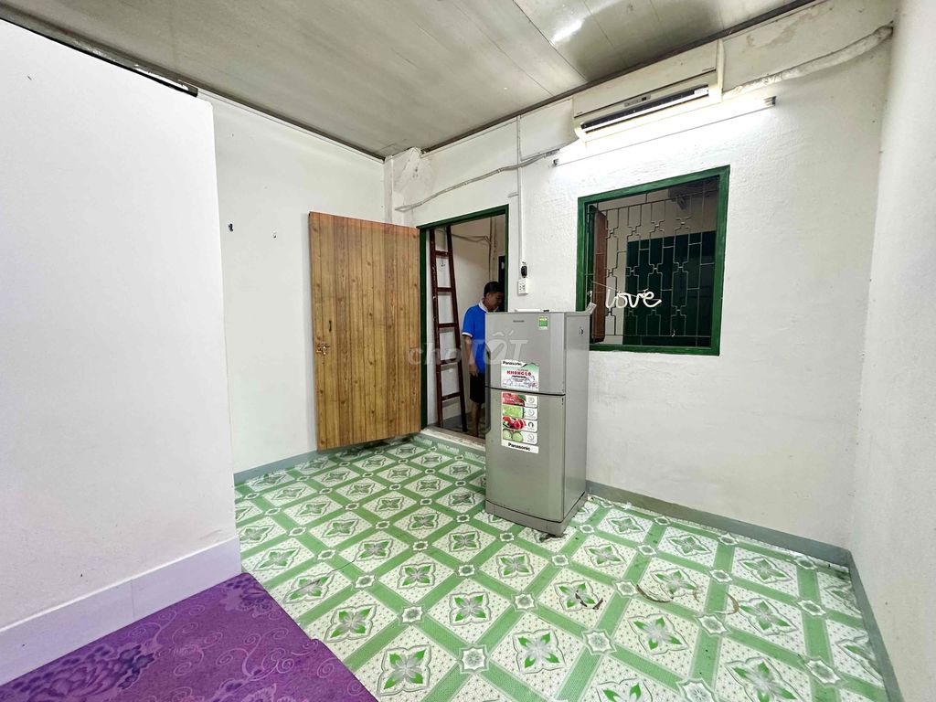 A full bargain room at Phú Nhuận.
