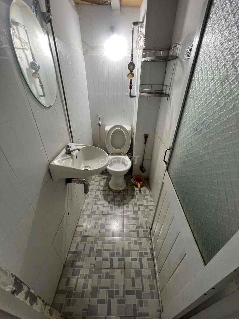 It's the owner who rents room 28 M2-- just 2 million/5/month-- 35 Cao Lỗ, District 8