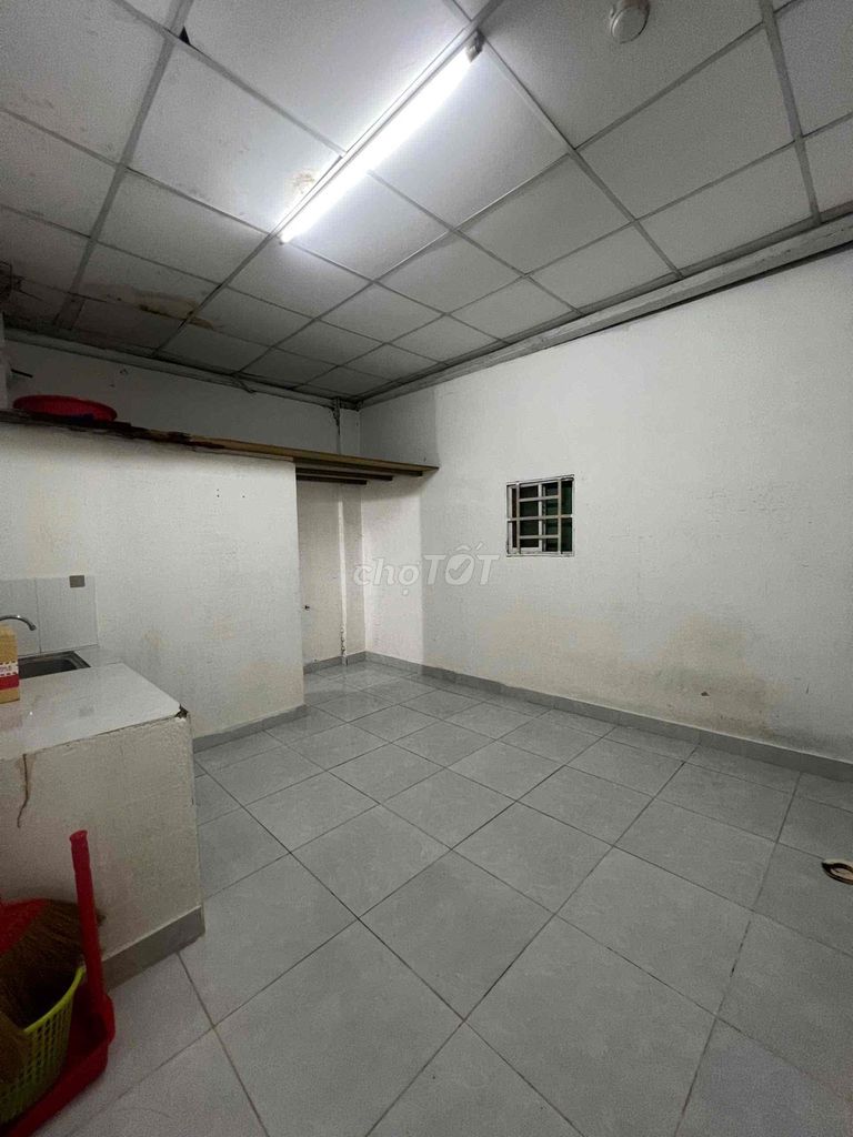 It's the owner who rents room 28 M2-- just 2 million/5/month-- 35 Cao Lỗ, District 8
