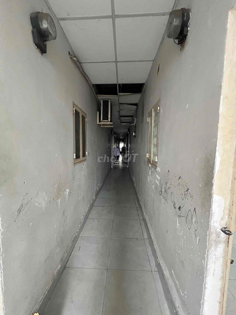 It's the owner who rents room 28 M2-- just 2 million/5/month-- 35 Cao Lỗ, District 8