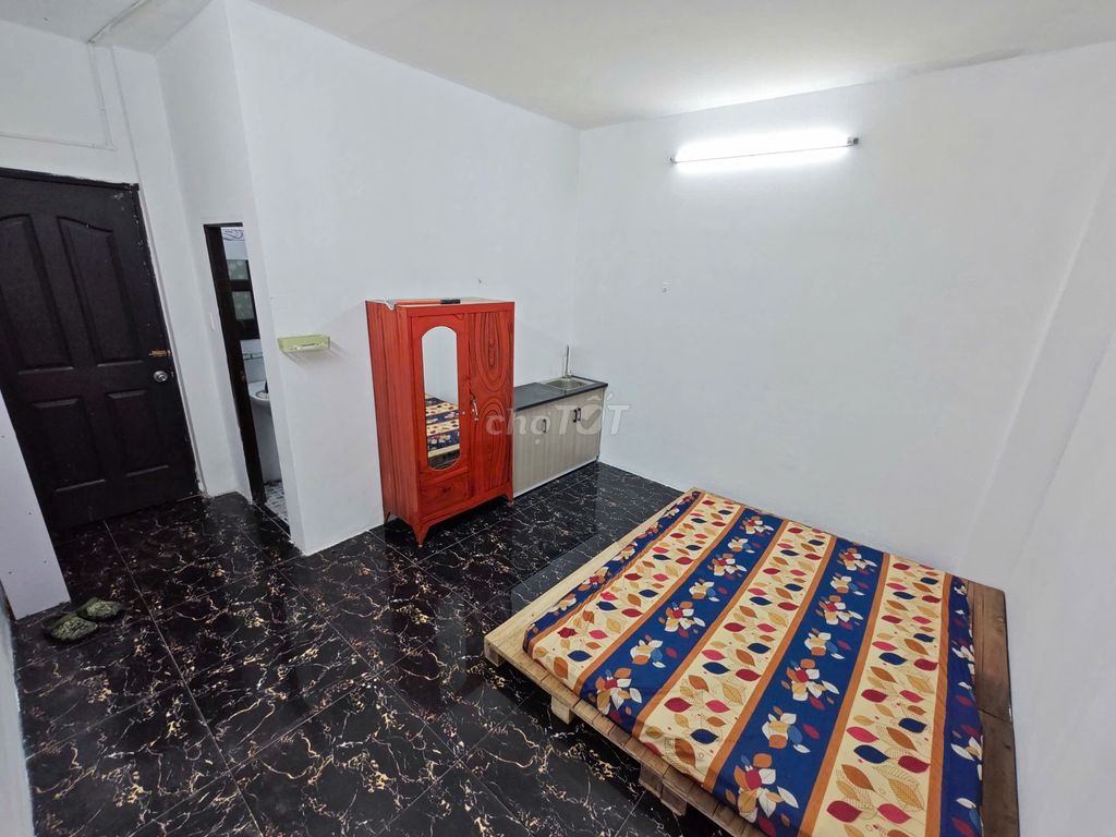 Room Tạ Quang Bửu, parking lot to District 5, District 6, District 7, District 1