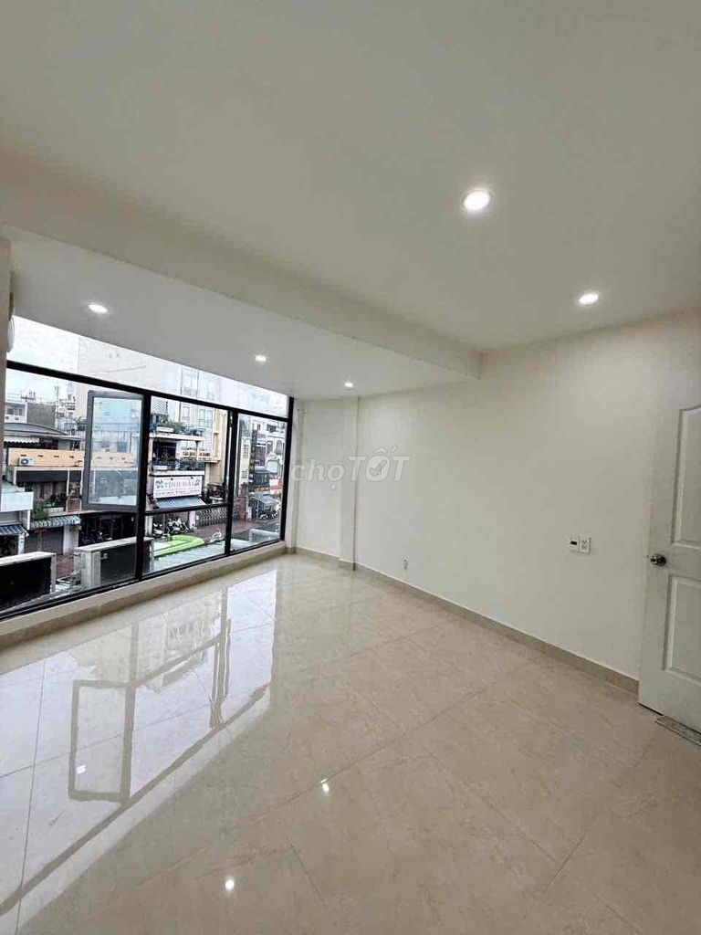 Rent the balcony empty room/ large window in downtown Phú Nhuận