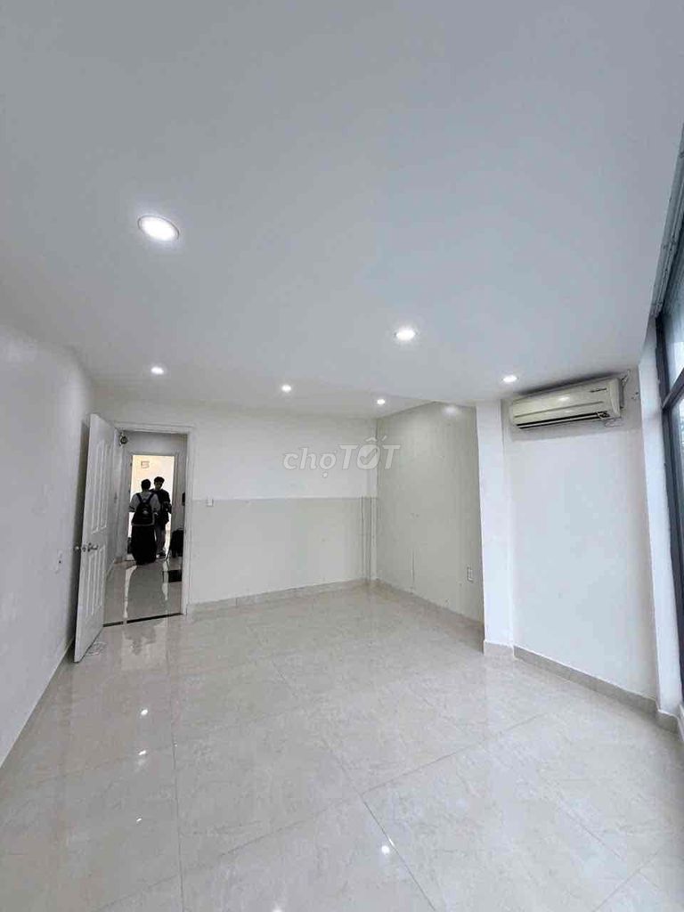 Rent the balcony empty room/ large window in downtown Phú Nhuận