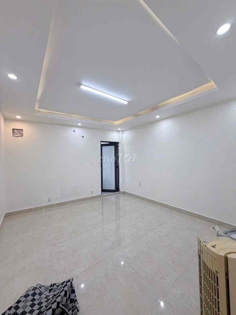 Rent the balcony empty room/ large window in downtown Phú Nhuận