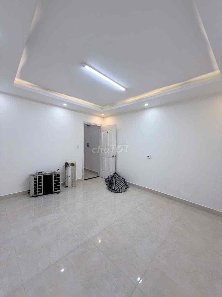 Rent the balcony empty room/ large window in downtown Phú Nhuận