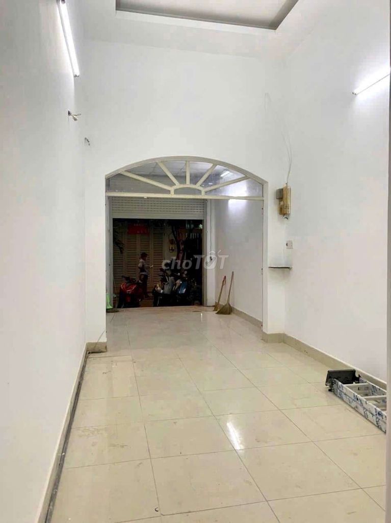 A Lê Lăng-30 x32 meters, 2 bedrooms, 8.5 million.