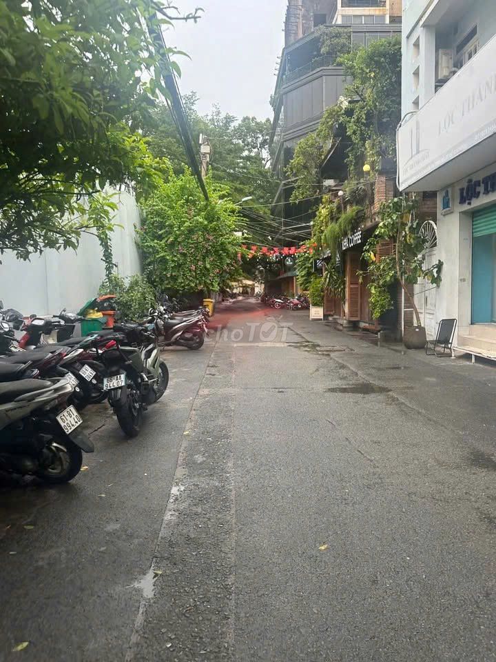 Renting an alleyhouse 286/20 Trần Hưng Đạo, District 1 -- 15 M, 65 million.