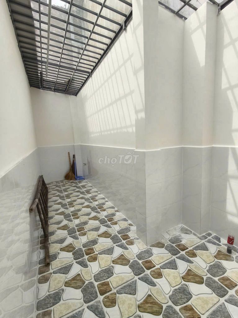 Front level, 4 x 35 meters behind, 2 bedrooms, 28 million.