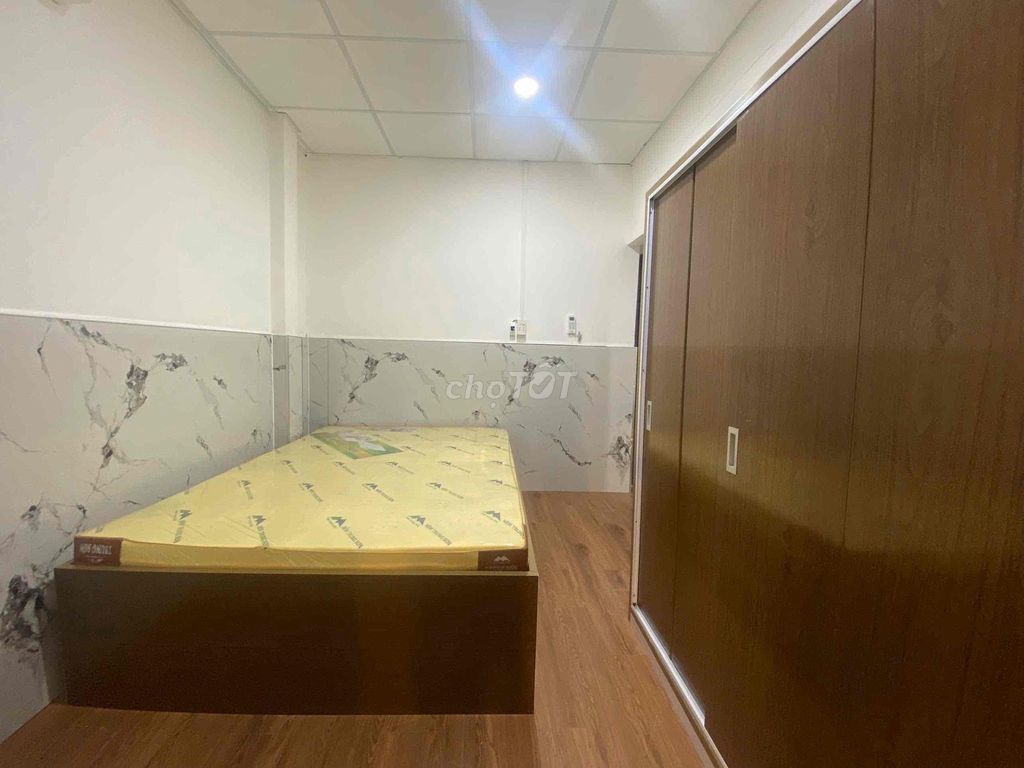 It's the same owner who rents the kitchen balconies right in the center.