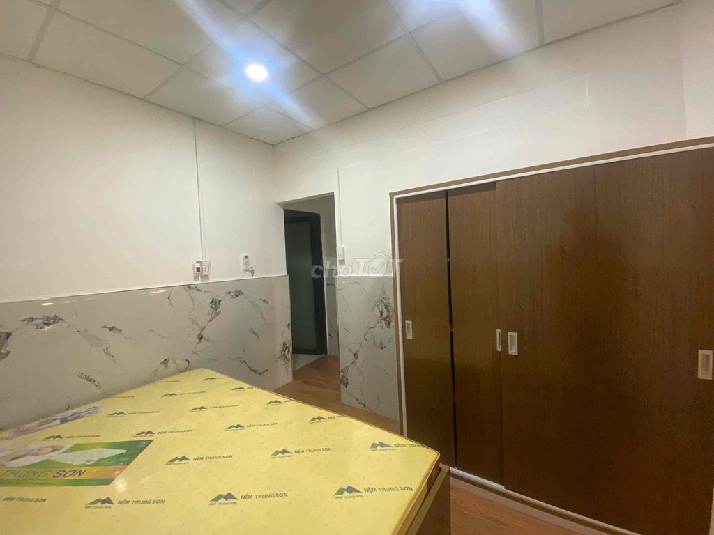 It's the same owner who rents the kitchen balconies right in the center.