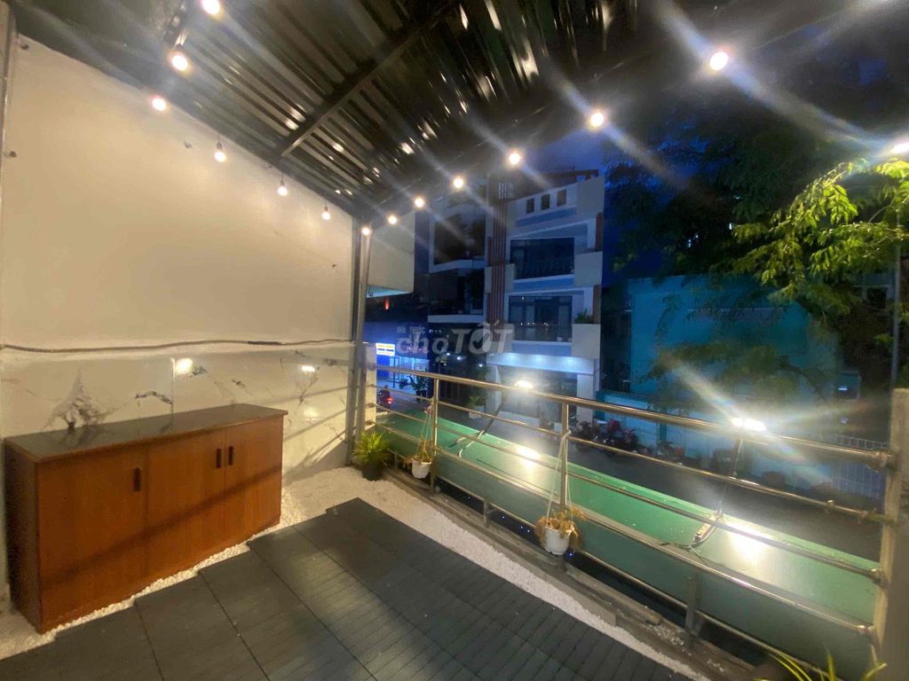 It's the same owner who rents the kitchen balconies right in the center.