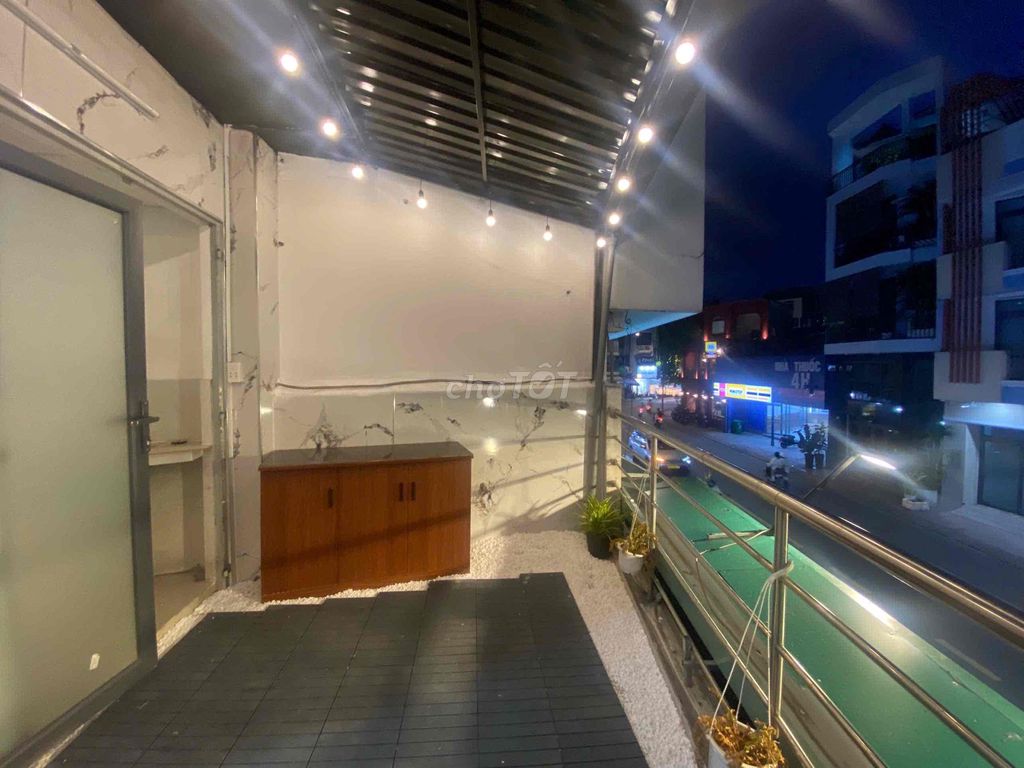 It's the same owner who rents the kitchen balconies right in the center.