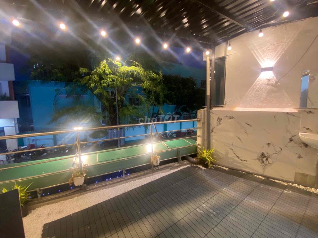 It's the same owner who rents the kitchen balconies right in the center.