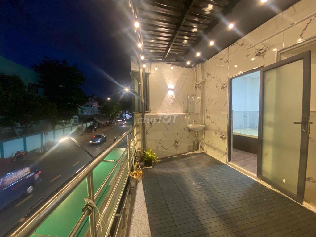 It's the same owner who rents the kitchen balconies right in the center.