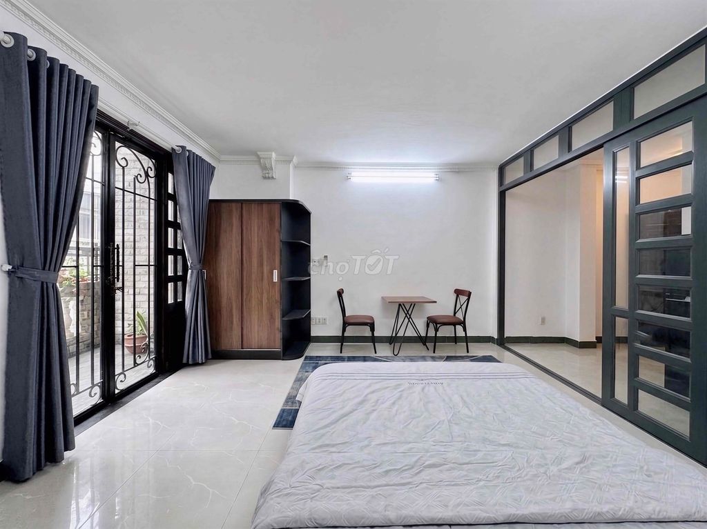 The entire Lý Thường Kiệt balcony interior, 340 District 10-1.