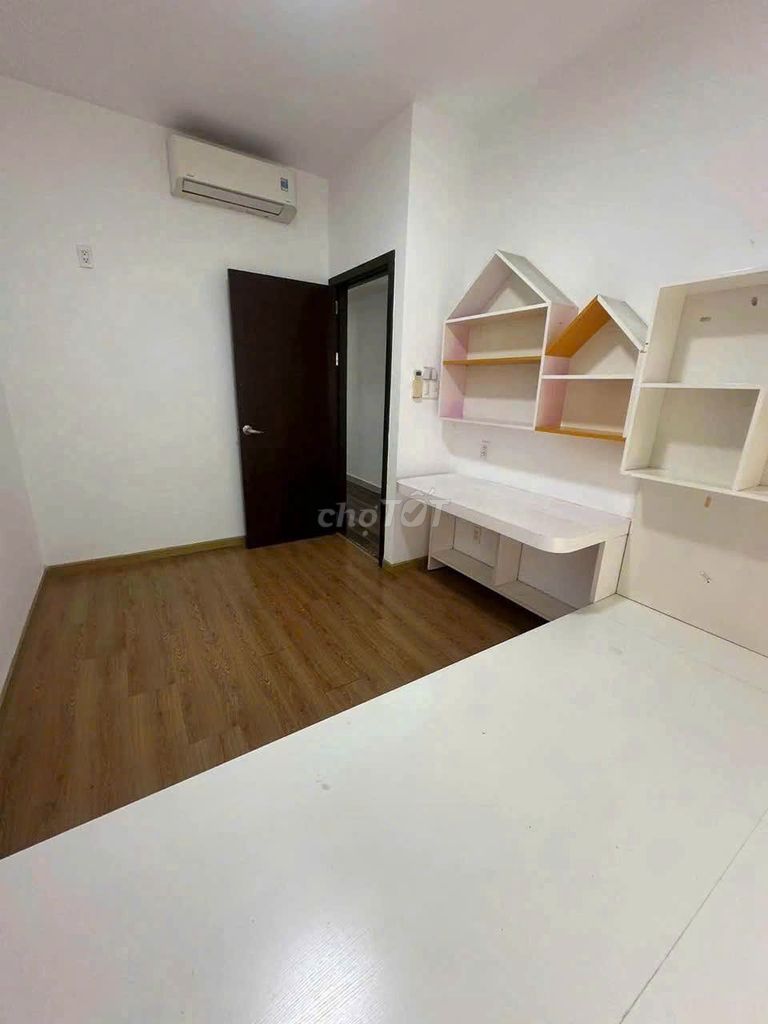 3 p sleeping apartment, 2 toilets -- no furniture, 8 million a month.