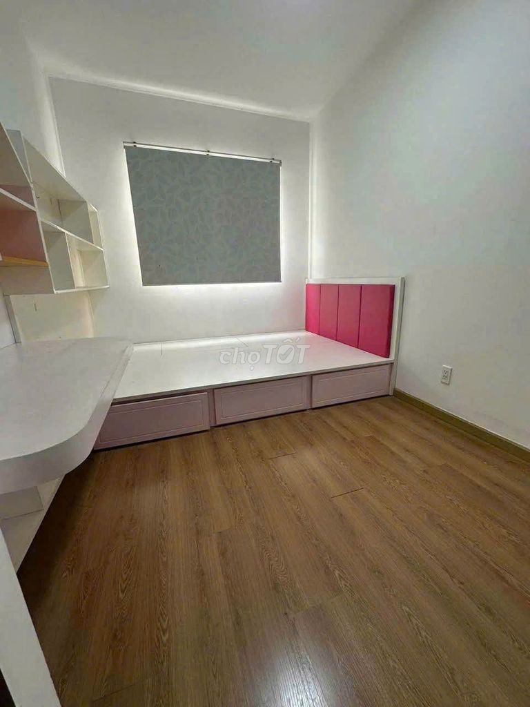 3 p sleeping apartment, 2 toilets -- no furniture, 8 million a month.