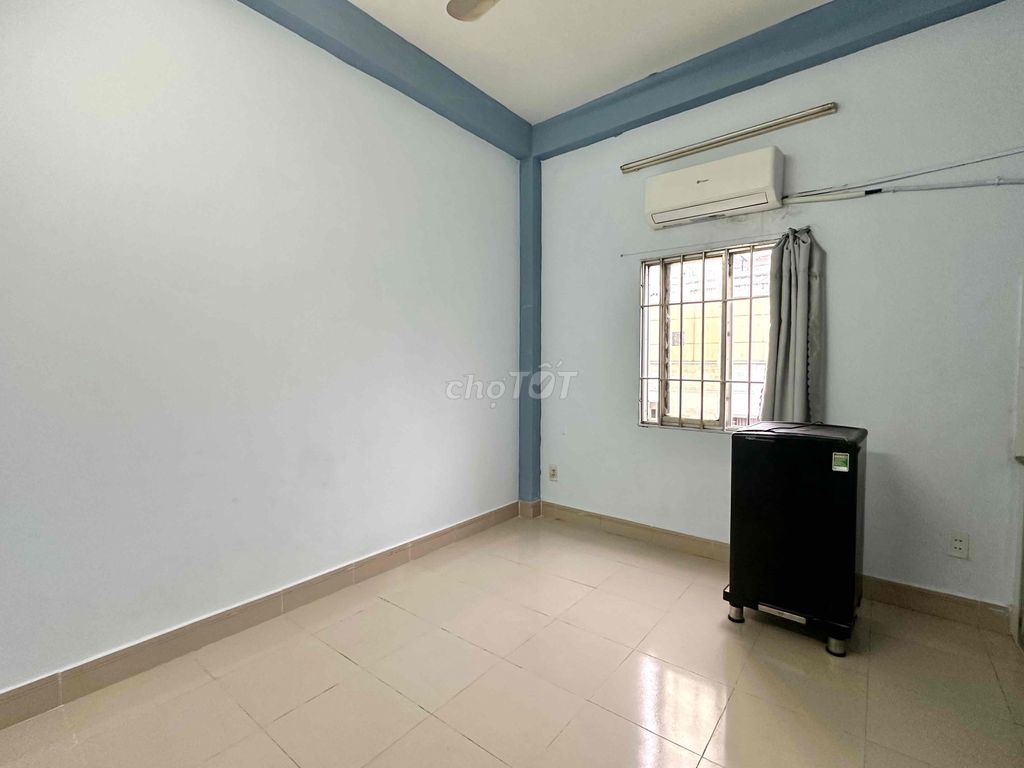 A clear window room, natural light in Phan Xích Long.