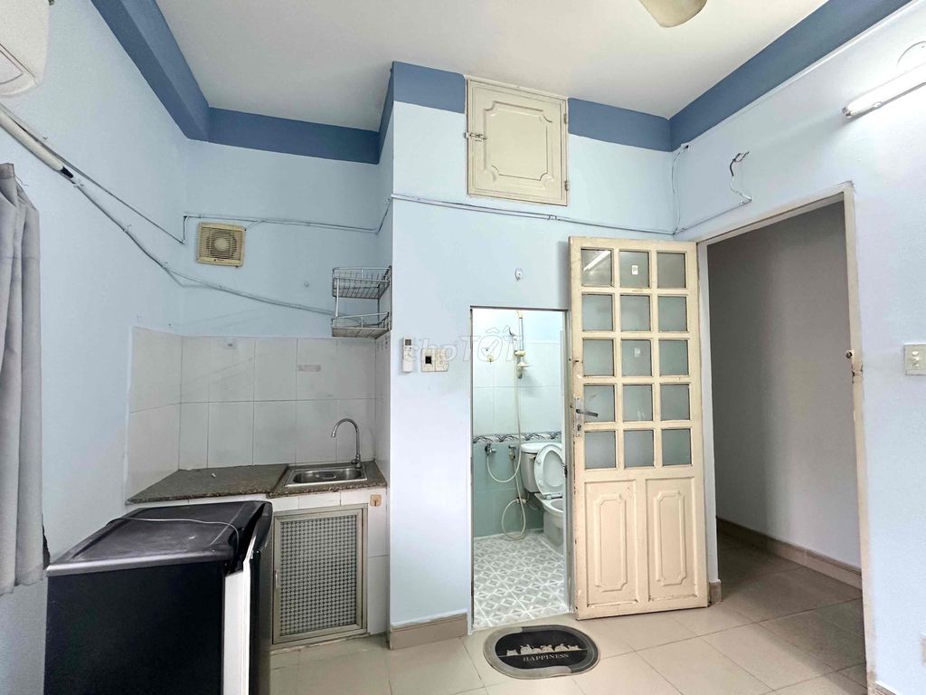 A clear window room, natural light in Phan Xích Long.