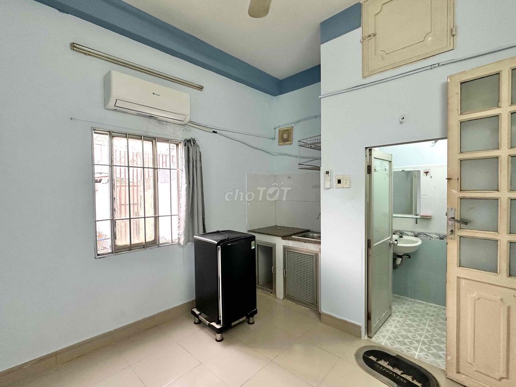 A clear window room, natural light in Phan Xích Long.