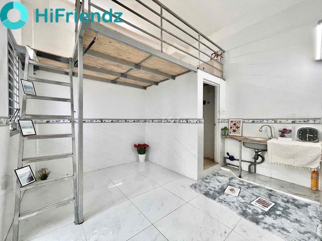 Rent a room with a cheap guard, with a bancol missile site.