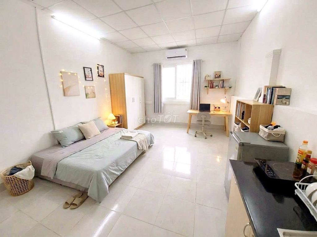 Window Wide-Present studio