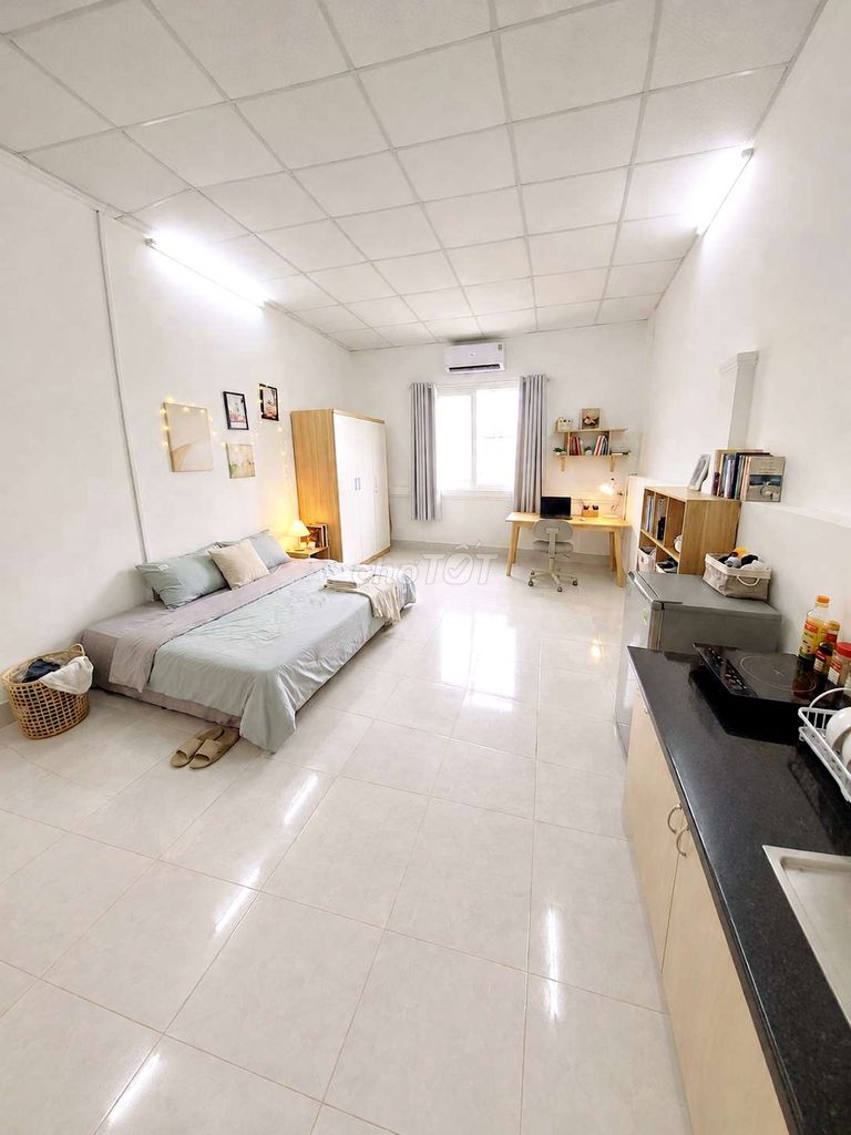 Window Wide-Present studio