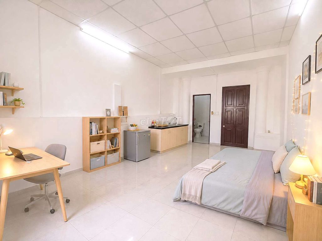 Window Wide-Present studio
