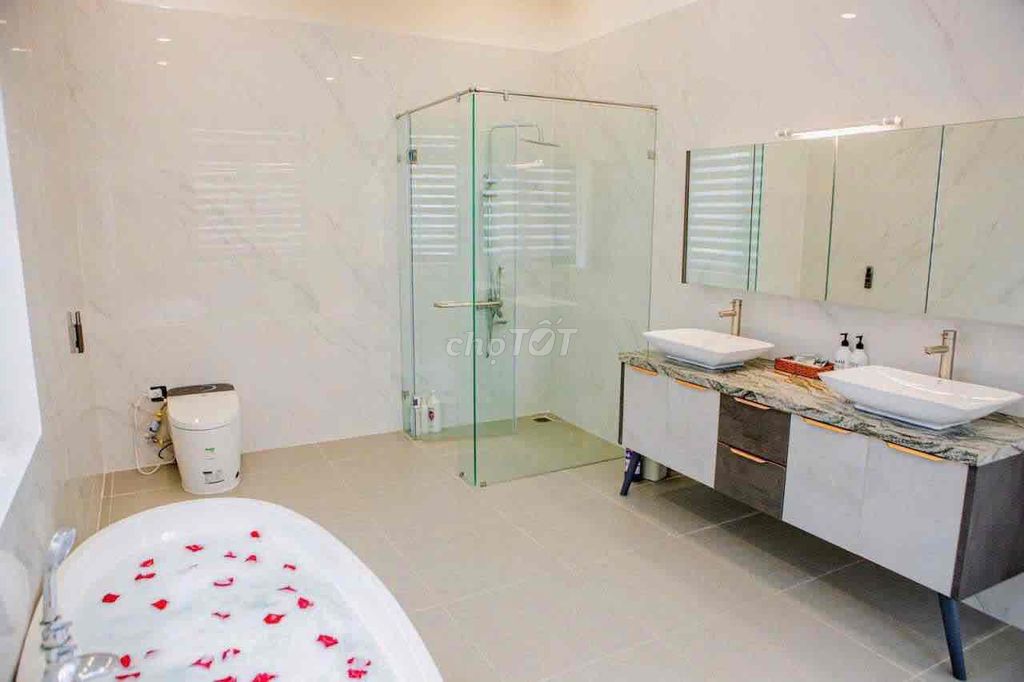 Rent a fancy villa-- Nguyễn Văn Hưởng, District 2.