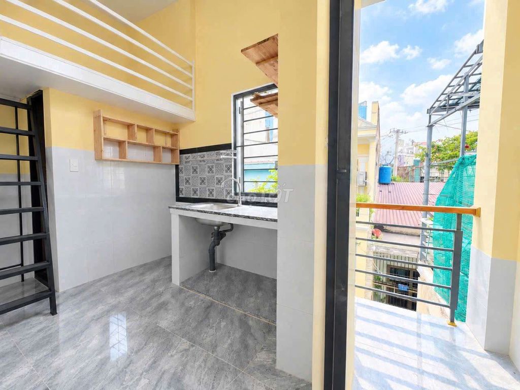 The room's clean, free and clear, right here in the market.
